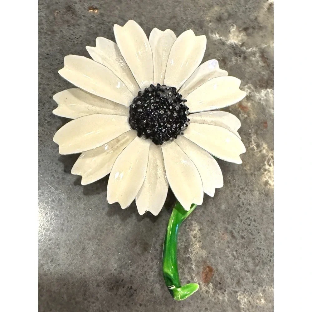 Vintage Brooch 1960's‎ Flower Power White Enamel Daisy Black Center